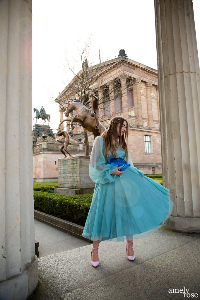 amelyrose_amely_rose_berlin_fahsion_tulle_tuell_kleid_zara_zarabag_fish_fish_portrait_mode_modeblogger_fashionblogger_lensflare_lens_flare_blue_bluedress_dress