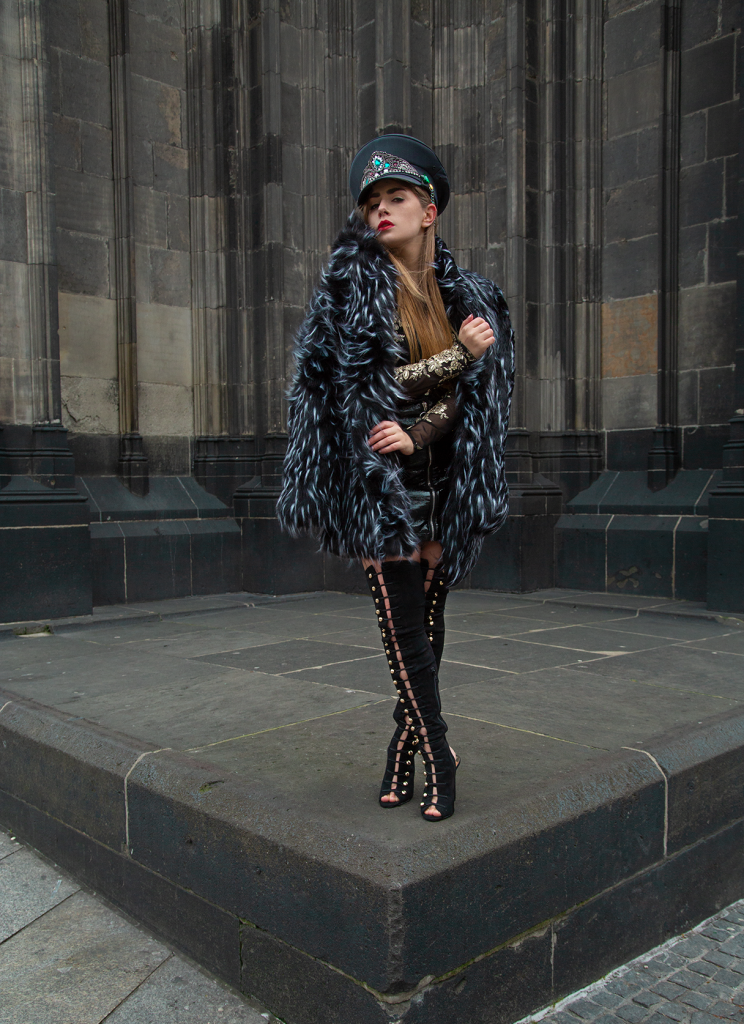 Amely rose, Amely-rose, Amely_rose, dom, cologne, köln, cgn, Poetryslam, Poetry slam, Poetry-slam, angst, Depression, girlboss, fashioneditorial, Julia-karolina saj, Military, coat, fakefur, black, allblackeverything, overknee boots, stiefel, Minirock, miniskirt, Fashion, Portrait, red lips, roter Lippenstift, was tun bei Depressionen, was tun bei angst,