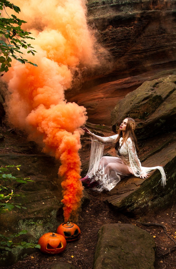 amelyrose, amely rose, rauchbombe, smokebomb, smoke bomb, halloween, happy halloween, pumpkin, skeleton, halloweencostume, halloween costume, halloweenkostüm, halloween kostüm, halloweenmake up, bride, creepy, spooketober, wifey, bride, bridetobe, cat, eifel, outdoor, nature, editorial, fashioneditorial, fashion editorial,